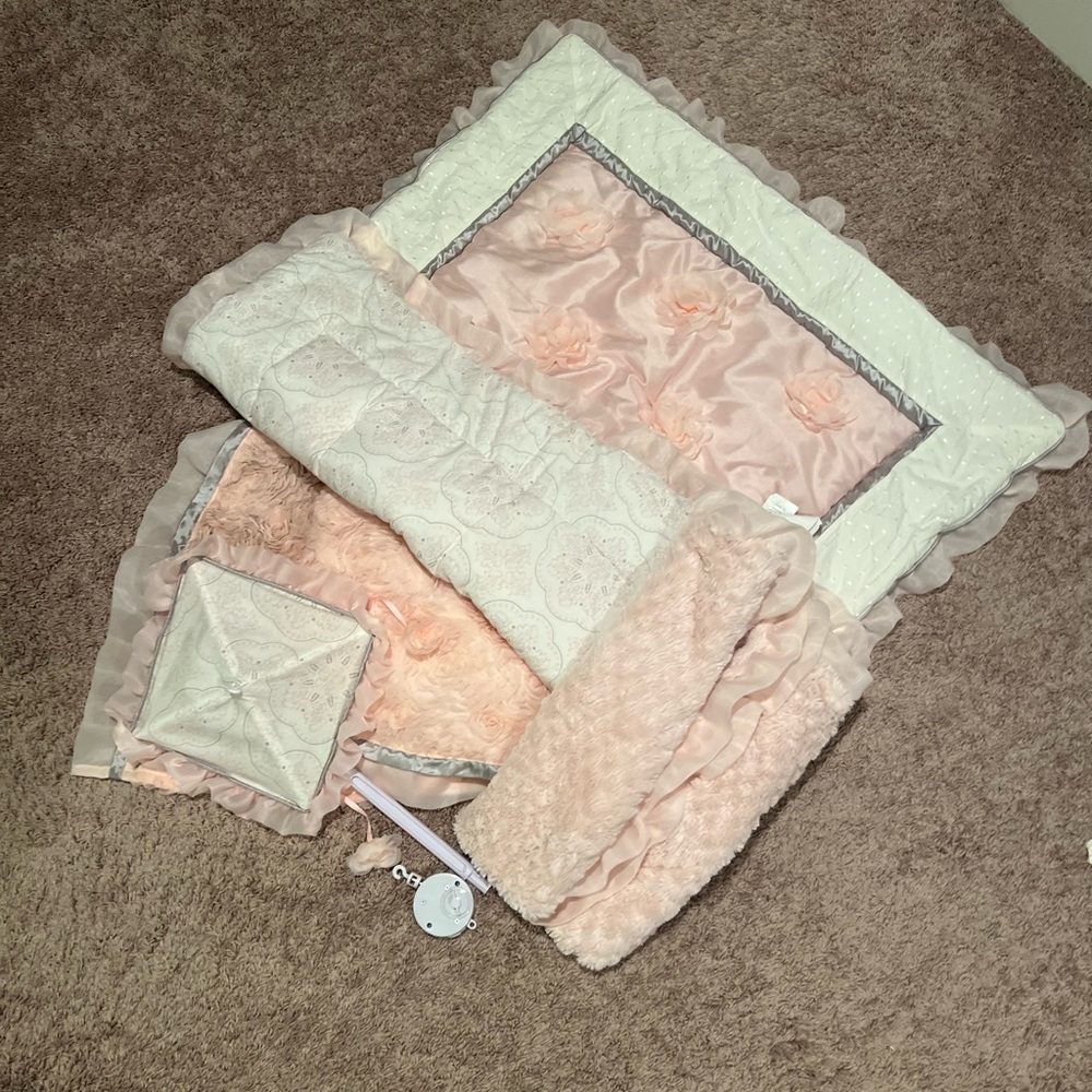 Peanut Shell Arianna Crib Set